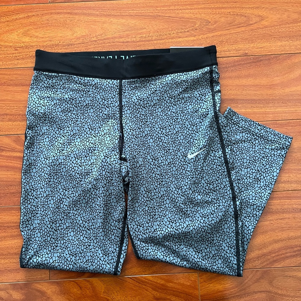 NWTs Nike Dri-Fit Relay Capri Leggings Black White Dot Leopard Print Size M